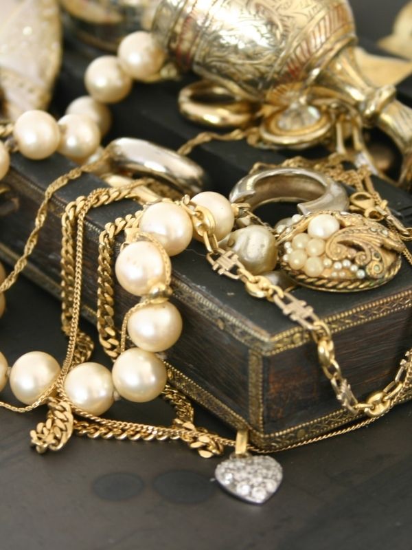 11 ways to pack jewellery when travelling